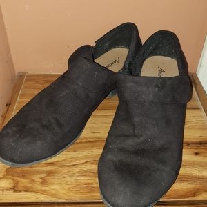 Black dress shoes